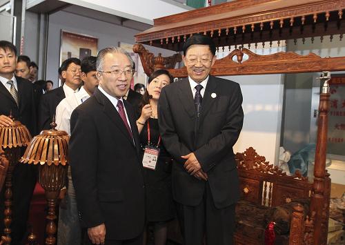 6月6日上午,第19屆中國昆明進(jìn)出口商品交易會及第4屆南亞國家商品展在昆明市國際會展中心正式開館。國務(wù)委員戴秉國出席開館儀式,并巡視了相關(guān)場館。新華社記者 丁林 攝