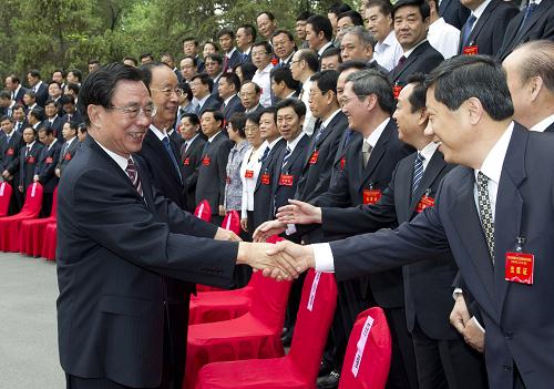 6月16日,中央支持新疆經(jīng)濟(jì)社會(huì)發(fā)展政策落實(shí)情況監(jiān)督檢查工作匯報(bào)會(huì)在烏魯木齊舉行,中共中央政治局常委、中央紀(jì)委書(shū)記賀國(guó)強(qiáng)出席會(huì)議并講話(huà)。這是賀國(guó)強(qiáng)在會(huì)前接見(jiàn)與會(huì)人員。新華社記者 黃敬文 攝