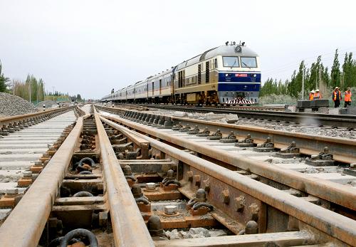 6月16日,在新疆哈密火石泉車站,一列火車從剛鋪設(shè)好的哈密鐵路貨車南環(huán)線岔道邊駛過。日前,隨著新疆哈密鐵路貨車南環(huán)線首個道岔正式接入蘭新線,哈密鐵路貨車南環(huán)線控制性節(jié)點(diǎn)哈密火車南站至火石泉車站鋪軌全部鋪通,哈密鐵路貨車南環(huán)線施工取得突破性進(jìn)展。哈密鐵路貨車南環(huán)線是哈密鐵路樞紐的重要組成部分,建成后將提高新疆東大門哈密地區(qū)區(qū)間運(yùn)輸能力。新華社發(fā)(蔡增樂 攝)