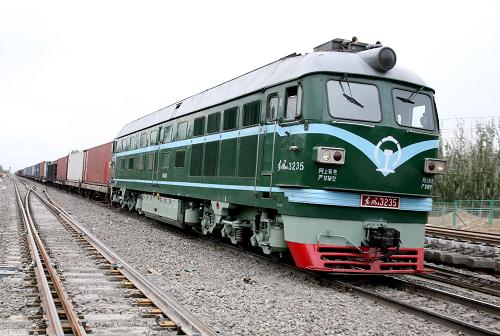 6月16日,在新疆哈密火石泉車站,一列火車從剛鋪設(shè)好的哈密鐵路貨車南環(huán)線岔道邊駛過。新華社發(fā)(蔡增樂 攝)