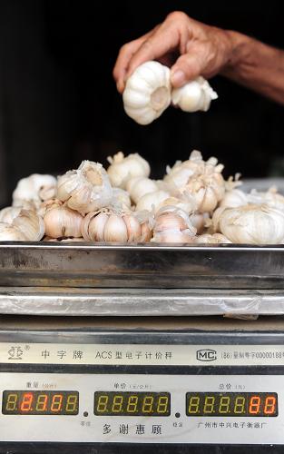 6月19日,海南瓊海一名市民在購(gòu)買(mǎi)大蒜。新華社發(fā)(蒙鐘德 攝)