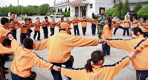 包頭市昆都侖區(qū)一所中學(xué)的學(xué)生在綜合實踐學(xué)校老師帶領(lǐng)下進行集體觀念訓(xùn)練游戲(6月15日攝)。新華社發(fā)(趙婷婷攝)