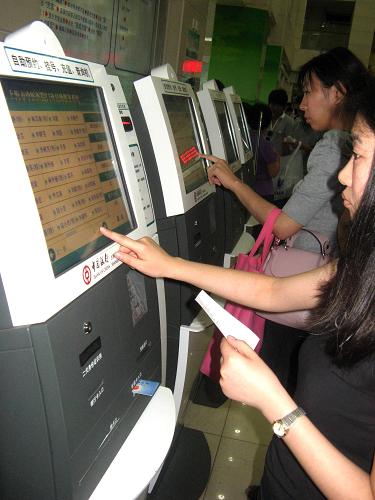 6月25日,在上海市中醫(yī)醫(yī)院,市民在自助服務(wù)機(jī)上掛號(hào)。為方便患者就診,上海市部分三級(jí)醫(yī)院近日推出門診系列自助式服務(wù)?;颊呔驮\只需用社保卡或就醫(yī)卡在自助機(jī)上操作,即可完成門診預(yù)約、掛號(hào)、繳費(fèi)等事項(xiàng)。目前,該自助服務(wù)在部分三級(jí)醫(yī)院試運(yùn)行,下一步將在上海全市范圍內(nèi)推廣實(shí)施。新華社發(fā)(嚴(yán)大明 攝)