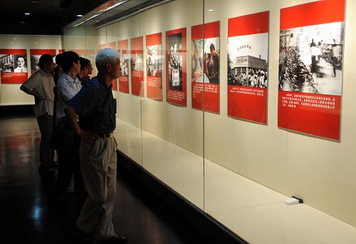 6月26日,南京市民在參觀圖片展。新華社記者 孫參 攝