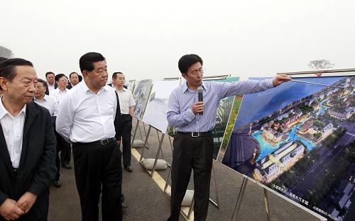 7月1日至2日,中共中央政治局常委、全國政協(xié)主席賈慶林在遼寧大連調研。這是7月1日,賈慶林在大連港東部港區(qū)改造項目建設現(xiàn)場,實地考察項目規(guī)劃建設情況。新華社記者 鞠鵬 攝
