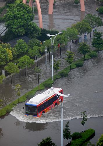 7月5日,車輛在揚(yáng)州市區(qū)嚴(yán)重積水的維揚(yáng)路上行駛。新華社發(fā)(濮良平 攝)