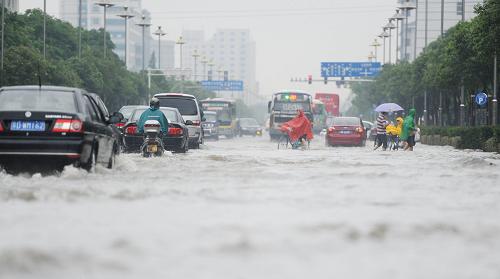 7月5日,車輛在江蘇揚(yáng)州積水的路段行駛。新華社發(fā)(程建平 攝)