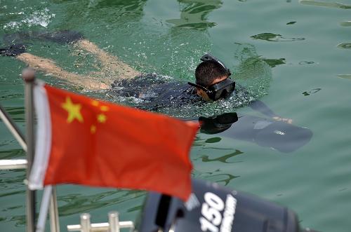 7月9日,深圳公安邊防支隊(duì)海上特勤隊(duì)隊(duì)員在進(jìn)行水下行進(jìn)協(xié)作訓(xùn)練。新華社記者 陳曄華 攝