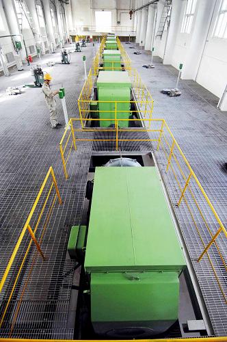在寧東煤化工基地甲醛廠的水泵房內(nèi),工人啟動高效水循環(huán)設(shè)備(6月16日攝)。新華社記者 彭昭之 攝