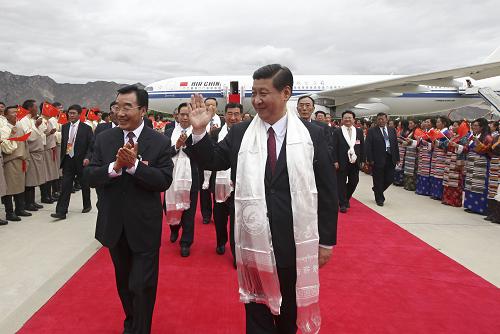 7月17日,以中共中央政治局常委、國(guó)家副主席、中央軍委副主席習(xí)近平為團(tuán)長(zhǎng)的中央代表團(tuán)飛抵拉薩,出席西藏和平解放60周年慶?;顒?dòng)。中央代表團(tuán)在機(jī)場(chǎng)受到西藏各族群眾的熱烈歡迎。新華社記者 黃敬文 攝
