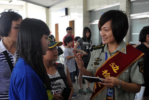 8月1日,秦皇島邊檢站檢查員李金秋(右)為抵達(dá)秦皇島的韓國(guó)旅客提供咨詢服務(wù)。新華社記者 楊世堯 攝