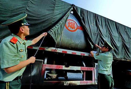 8月3日,福建福清公安邊防大隊(duì)民警在查扣一輛用篷布偽裝的走私成品油的油罐車。今年以來,受國(guó)際油價(jià)影響,國(guó)內(nèi)成品油價(jià)格一路攀升,福建沿海成品油走私活動(dòng)猖獗。福建福清公安邊防大隊(duì)加大走私成品油查緝力度,已查緝走私成品油391.44噸,抓獲涉案人員33人,查扣涉案油罐車18輛、油艇2艘,總價(jià)值約200多萬元,打擊了成品油走私活動(dòng)。 新華社記者 張國(guó)俊 攝