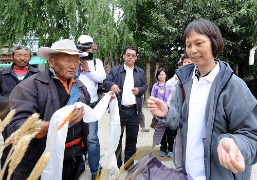 8月3日,西藏山南地區(qū)貢嘎縣甲日鄉(xiāng)藏族群眾迎接愛心醫(yī)生。新華社記者 覺果 攝