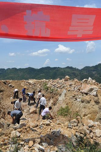 8月3日,貴州重旱區(qū)石阡縣白沙鎮(zhèn)鐵礦山村,村民在修建水塘,積極開展生產(chǎn)自救。 今年以來,貴州各地降水普遍不足,加上7月降水明顯偏少以及高溫天氣下的蒸發(fā)加劇,導(dǎo)致部分地縣發(fā)生嚴(yán)重旱情。據(jù)貴州省防汛抗旱指揮部統(tǒng)計(jì),截至8月1日,全省累計(jì)投入抗旱人力52.4萬人,抗旱資金3744萬元,出動抗旱車輛2300多臺套,抗旱澆灌面積158萬畝,已解決90萬人、50萬頭大牲畜臨時(shí)飲水困難。新華社記者歐東衢攝