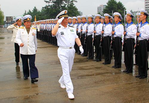 8月4日,在朝鮮元山,中國(guó)海軍訓(xùn)練艦編隊(duì)指揮員田中(前)在碼頭檢閱朝鮮人民軍海軍儀仗隊(duì)。新華社記者查春明攝