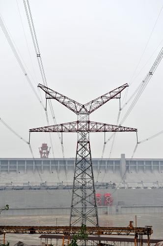 8月4日拍攝的三峽大壩及三峽電站外送輸電線路。新華社發(fā)(王輝富 攝)