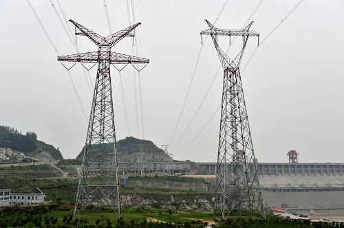 8月4日拍攝的三峽大壩及三峽電站外送輸電線路。新華社發(fā)(王輝富 攝)