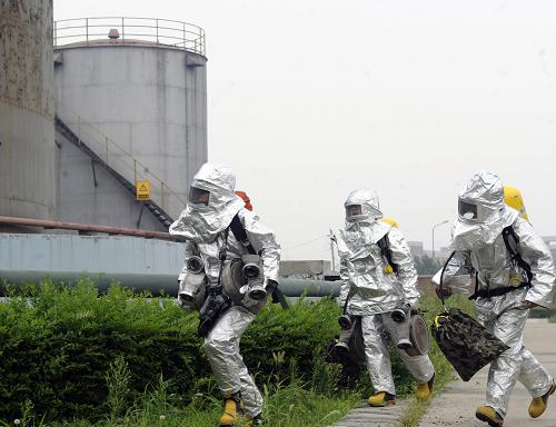 8月5日,身著避火服的消防隊員準(zhǔn)備進入起火中心位置。新華社記者 林宏 攝