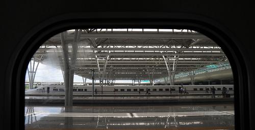 8月5日拍攝的停靠在上海虹橋站內(nèi)的一輛動車組列車。為應對今年第9號超強臺風“梅花”,目前,上海鐵路局已啟動防臺應急預案,一旦臺風影響較大,將對高鐵上海站內(nèi)的京滬、滬杭、滬寧等高鐵線路采取限速或停運等措施。新華社發(fā)(鈕一新 攝)