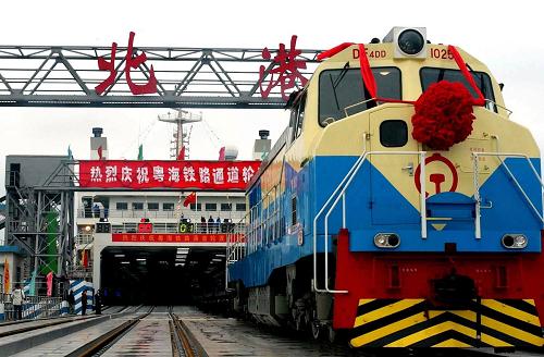 2003年1月7日,一列貨運(yùn)列車徐徐開進(jìn)??吭趶V東湛江北港碼頭的“粵海鐵1號(hào)”渡輪,準(zhǔn)備跨越瓊州海峽駛往海南南港碼頭。我國(guó)第一條跨海鐵路粵海鐵路當(dāng)日開通,海南從此結(jié)束與大陸不通火車的歷史。這是一個(gè)強(qiáng)國(guó)富民、擁抱大海的夢(mèng)想——新中國(guó)成立60多年,特別是改革開放以來,從僅能修造沿江、沿海中小型船舶,到設(shè)計(jì)建造液化天然氣運(yùn)輸船、3000米水深海上鉆井平臺(tái)等世界船舶工業(yè)頂尖產(chǎn)品;從占國(guó)際市場(chǎng)份額如九牛之一毛,到造船完工量位列世界第一……中國(guó)造船業(yè)華麗轉(zhuǎn)身。 面向浩瀚海洋,中國(guó)造船業(yè)承載著歷史重托,肩負(fù)著未來期盼,揚(yáng)起風(fēng)帆,不斷追尋著藍(lán)色的夢(mèng)想。 新華社記者周文杰攝