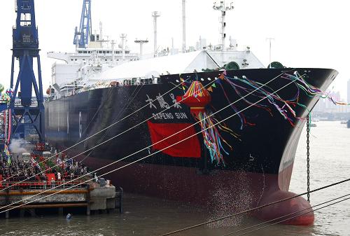 2008年4月3日,中國(guó)建造的第一艘液化天然氣(LNG)船在上海交付船東。這艘名為“大鵬昊”的船長(zhǎng)292米,寬43.35米,型深26.25米,航速19.5節(jié),裝載量達(dá)14.7萬立方米,是目前世界上最大的薄膜型LNG船。在上海交付的LNG船是中船集團(tuán)公司所屬滬東中華造船(集團(tuán))有限公司為廣東大型液化天然氣運(yùn)輸項(xiàng)目建造的第一艘LNG船。其成功交付,填補(bǔ)了中國(guó)LNG船設(shè)計(jì)、建造的空白。新華社記者 陳飛 攝