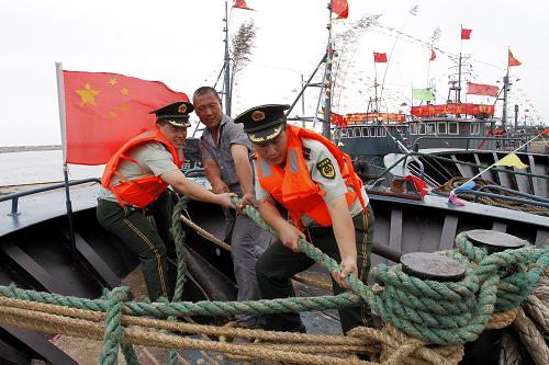 8月7日,日照邊防支隊(duì)韓家營(yíng)子邊防派出所民警在西潘碼頭幫助漁民加固漁船纜繩。當(dāng)日,第9號(hào)臺(tái)風(fēng)“梅花”在我國(guó)江浙沿海掀起狂風(fēng)巨浪后快速北上逼近山東沿海,針對(duì)可能出現(xiàn)的險(xiǎn)情,煙臺(tái)、日照等沿海邊防支隊(duì)紛紛出動(dòng),全力做好臺(tái)風(fēng)防御工作,確保漁船和漁民安全。 新華社發(fā)(陳志國(guó) 攝)