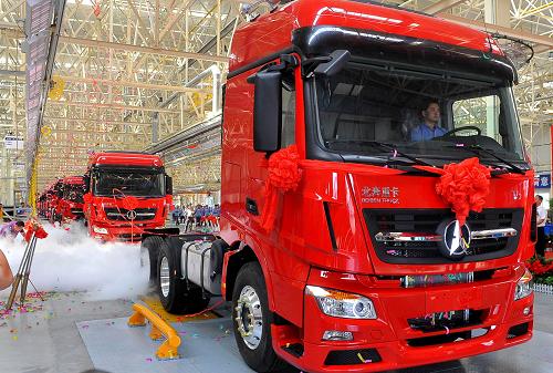 8月22日,包頭北奔重卡V3型卡車(chē)駛下生產(chǎn)線(xiàn)。當(dāng)日,包頭北奔重卡新建5萬(wàn)臺(tái)總裝生產(chǎn)線(xiàn)投產(chǎn),首批重載卡車(chē)下線(xiàn)。該項(xiàng)目位于包頭裝備制造產(chǎn)業(yè)園區(qū),總投資約2.3億元,擁有目前國(guó)內(nèi)最長(zhǎng)單線(xiàn)產(chǎn)能達(dá)到5萬(wàn)臺(tái)的760米的U型底盤(pán)裝配線(xiàn)。隨著該生產(chǎn)線(xiàn)投產(chǎn),北奔重卡形成年產(chǎn)10萬(wàn)臺(tái)整車(chē)的生產(chǎn)能力。新華社記者 任軍川 攝