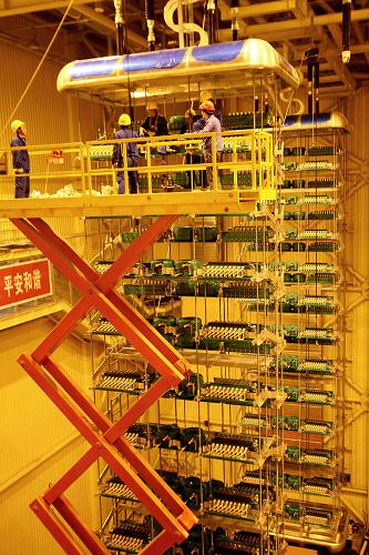 8月28日,在青藏聯(lián)網(wǎng)工程柴達(dá)木換流變電站建設(shè)工地,工人們?cè)?0米的高空中安裝換流閥。換流閥是將交流電變?yōu)橹绷麟姷淖铌P(guān)鍵、最核心的部件。新華社發(fā)(祁正吉 攝)