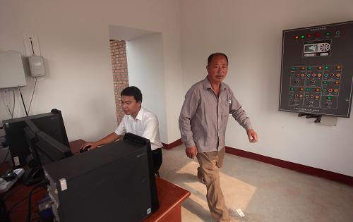 8月30日,農(nóng)業(yè)技術(shù)人員通過電腦對溫室內(nèi)部環(huán)境進行調(diào)控,有效避免外部有害因素對植物的影響。新華社發(fā)(陳夢醒 攝)
