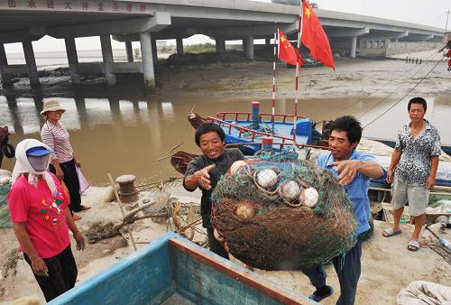 8月31日,兩名漁民在天津市濱海新區(qū)大神堂碼頭搬運網(wǎng)具。黃渤海為期3個月的伏季休漁期將于9月1日12時結(jié)束,天津市濱海新區(qū)的526條漁船正在修船織網(wǎng)準(zhǔn)備開海捕撈。據(jù)在濱海新區(qū)大神堂和蔡家堡兩大碼頭提前下海捕撈增殖對蝦的漁民介紹,今年開海捕撈的增殖對蝦產(chǎn)量比往年減少20%-30%。新華社記者岳月偉攝