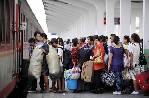 8月31日,旅客在寧夏銀川火車站排隊(duì)上車。新華社記者 彭昭之 攝