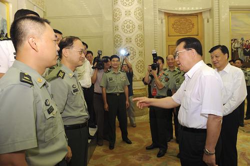 8月31日,國(guó)防科技大學(xué)自主創(chuàng)新團(tuán)隊(duì)先進(jìn)事跡首場(chǎng)報(bào)告會(huì)在北京人民大會(huì)堂舉行。報(bào)告會(huì)前,中共中央政治局常委李長(zhǎng)春會(huì)見(jiàn)報(bào)告團(tuán)全體成員并講話。新華社記者 饒愛(ài)民 攝