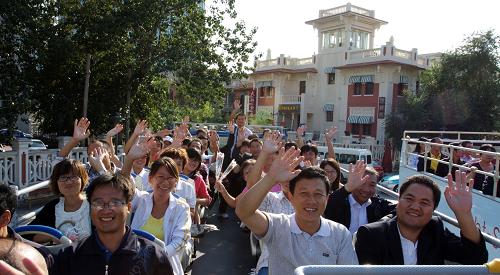 9月9日,鄉(xiāng)村教師乘坐雙層巴士游覽津城美景。新華社發(fā)(王青巖 攝)