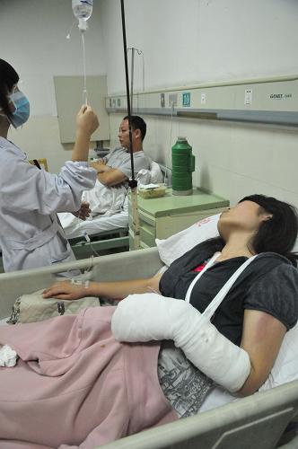 9月11日,安徽馬鞍山車輛追尾事故部分傷者在醫(yī)院接受治療。新華社發(fā)