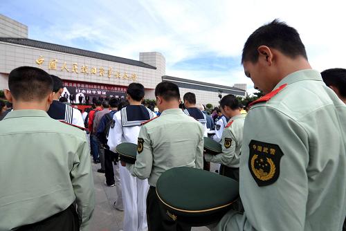 9月18日,參加展覽開展儀式的代表一起為抗戰(zhàn)先烈默哀。當(dāng)日,“紀(jì)念中國人民抗日戰(zhàn)爭勝利66周年、‘九一八事變’發(fā)生80周年暨《日本侵華罪證展》”在中國人民抗日戰(zhàn)爭紀(jì)念館開展。展覽分“歷史照片中的見證”“戰(zhàn)爭遺物的折射”“反對侵略 祈愿和平”三部分,共展出600余件文物和133張照片,以照片和各種實物反映了日軍侵華的種種罪行以及日本各界愛好和平的人士以各種方式表達的反對侵略、祈愿和平的心聲,展覽將持續(xù)到2012年3月31日。新華社記者 羅曉光 攝