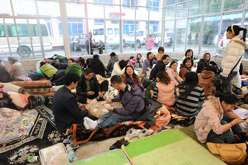 9月19日,受災(zāi)群眾在西藏亞東縣城的一處安置點休息。18日晚間發(fā)生在印度錫金邦的6.8級地震已造成西藏亞東縣7人死亡,22人不同程度受傷。災(zāi)情發(fā)生后,當(dāng)?shù)卣o急啟動應(yīng)急預(yù)案,及時安置受災(zāi)群眾。目前,眾多受災(zāi)群眾已陸續(xù)得到妥善安置,食品供應(yīng)充足。新華社記者 文濤 攝