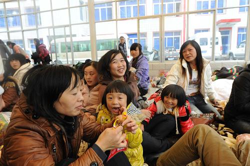 9月19日,在西藏亞東縣城的一處安置點,大人在陪孩子玩耍。新華社記者 文濤 攝