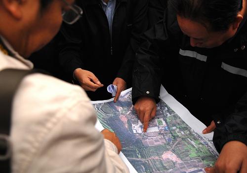9月19日,國土資源部專家在山體滑坡現場分析事故原因。新華社記者 李一博 攝