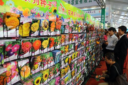 9月20日,觀眾在花卉種子展臺(tái)前參觀。新華社記者 張旭 攝