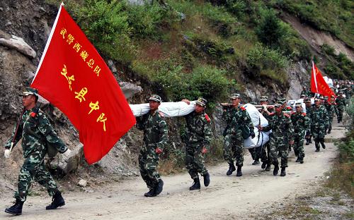 圖為西藏武警總隊(duì)日喀則支隊(duì)和亞東大隊(duì)的官兵徒步為上亞東鄉(xiāng)崗古村的受災(zāi)群眾運(yùn)送救災(zāi)物資(9月20日攝)。西藏武警總隊(duì)日喀則支隊(duì)和亞東大隊(duì)的官兵20日徒步8公里,翻山越嶺為亞東縣上亞東鄉(xiāng)崗古村的受災(zāi)群眾運(yùn)送第一批救災(zāi)物資,并幫助受災(zāi)群眾搭建臨時(shí)帳篷,妥善安置。新華社發(fā)(張家翔 攝)