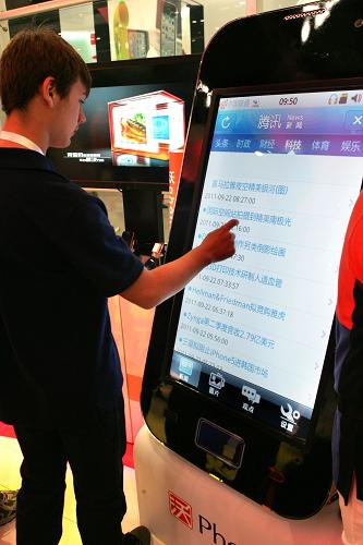 9月22日,在2011數(shù)字世界亞洲博覽會(huì)上,觀眾在手機(jī)造型的大屏幕上查詢網(wǎng)絡(luò)新聞。當(dāng)日,2011Macworld Asia數(shù)字世界亞洲博覽會(huì)在北京國(guó)家會(huì)議中心舉行。展會(huì)匯聚了與蘋果相關(guān)的眾多軟硬件制造商,為參會(huì)人士提供娛樂(lè)、培訓(xùn)、通信及企業(yè)級(jí)應(yīng)用等深度體驗(yàn)以及各種演示和指導(dǎo)。新華社發(fā)(朱與墨 攝)