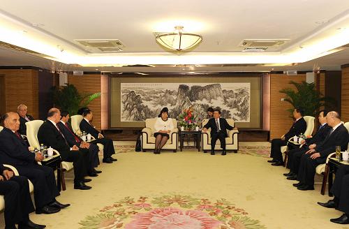 9月23日,中共中央政治局常委李長(zhǎng)春在西安會(huì)見來華出席歐亞經(jīng)濟(jì)論壇的柬埔寨副首相兼經(jīng)濟(jì)和財(cái)政大臣吉春、摩爾多瓦副總理莫爾多瓦努、亞美尼亞國(guó)民議會(huì)副議長(zhǎng)巴拉薩尼揚(yáng)、吉爾吉斯斯坦議會(huì)副議長(zhǎng)馬梅羅娃、塔吉克斯坦議會(huì)下院第一副議長(zhǎng)米拉利耶夫等外國(guó)政要和前政要。這是論壇開幕前李長(zhǎng)春集體會(huì)見出席2011歐亞經(jīng)濟(jì)論壇的外國(guó)政要。新華社記者 饒愛民 攝