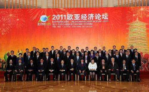 9月23日,中共中央政治局常委李長(zhǎng)春在西安會(huì)見來華出席歐亞經(jīng)濟(jì)論壇的柬埔寨副首相兼經(jīng)濟(jì)和財(cái)政大臣吉春、摩爾多瓦副總理莫爾多瓦努、亞美尼亞國(guó)民議會(huì)副議長(zhǎng)巴拉薩尼揚(yáng)、吉爾吉斯斯坦議會(huì)副議長(zhǎng)馬梅羅娃、塔吉克斯坦議會(huì)下院第一副議長(zhǎng)米拉利耶夫等外國(guó)政要和前政要。這是論壇開幕前李長(zhǎng)春集體會(huì)見出席2011歐亞經(jīng)濟(jì)論壇的外國(guó)政要。新華社記者 饒愛民 攝