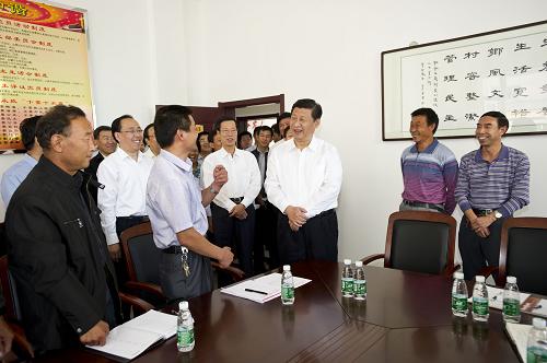 9月22日至23日,中共中央政治局常委、中央書記處書記、國家副主席習近平在天津調研。這是9月22日,習近平在天津武清區(qū)梅廠鎮(zhèn)灰鍋口村調研時,在黨員活動室同林果支部的黨員親切交談,了解新農村建設和基層黨建情況。新華社記者李學仁攝