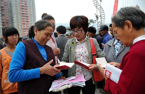 9月26日,湖北宣恩縣珠山鎮(zhèn)幾位老年人在首發(fā)式上領(lǐng)取社會(huì)養(yǎng)老保險(xiǎn)金存折。新華社發(fā)(宋文 攝)