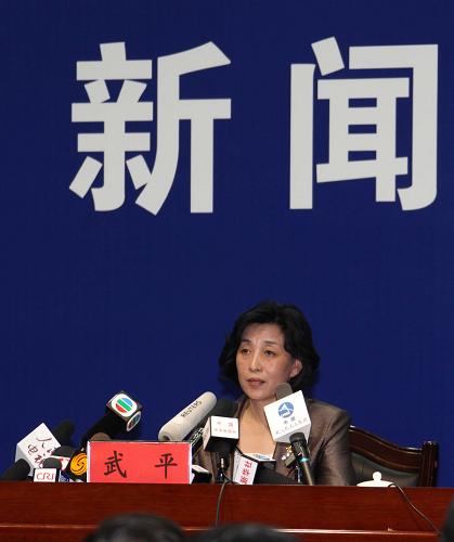 9月28日下午,新聞發(fā)言人武平在天宮一號/神舟八號交會對接任務(wù)總指揮部舉行的新聞發(fā)布會上介紹任務(wù)有關(guān)情況。新華社記者 王建民 攝