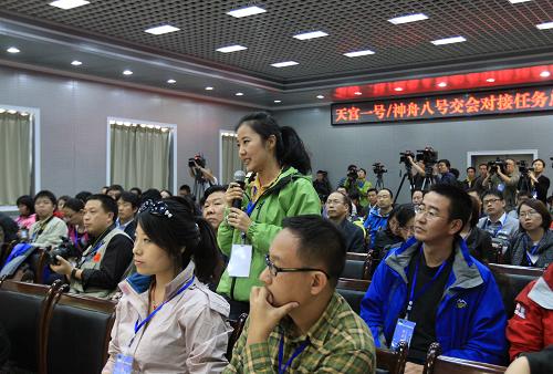 9月28日下午,新華社記者在天宮一號/神舟八號交會對接任務(wù)總指揮部舉行的新聞發(fā)布會上提問。新華社記者 王建民 攝