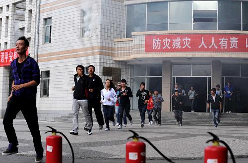 9月29日,內(nèi)蒙古師范大學(xué)師生在演練中避險(xiǎn)逃生。當(dāng)日,由內(nèi)蒙古自治區(qū)紅十字會(huì)、教育廳、地震局和消防總隊(duì)聯(lián)合主辦的大規(guī)模校園應(yīng)急避險(xiǎn)救援演練活動(dòng),在內(nèi)蒙古師范大學(xué)舉行。千余名師生和其他參演人員進(jìn)行了高層建筑火災(zāi)逃生、地震緊急避險(xiǎn)、疏散救護(hù)、防火滅火實(shí)戰(zhàn)等演練。新華社記者 張領(lǐng) 攝