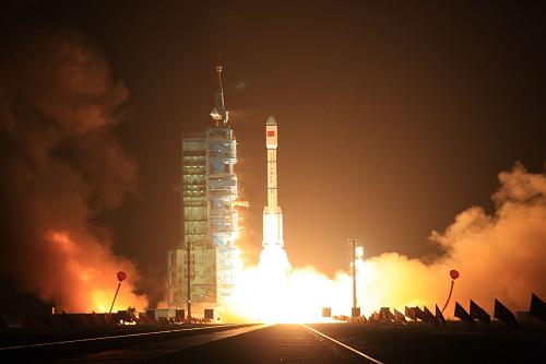 9月29日,中國(guó)在酒泉衛(wèi)星發(fā)射中心用長(zhǎng)征二號(hào)F運(yùn)載火箭將天宮一號(hào)目標(biāo)飛行器發(fā)射升空。新華社記者 王建民 攝