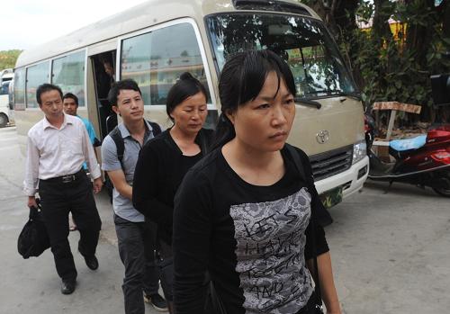 10月15日,遇難者親屬一行29人乘車從泰國回到景洪市。新華社記者 陳海寧攝